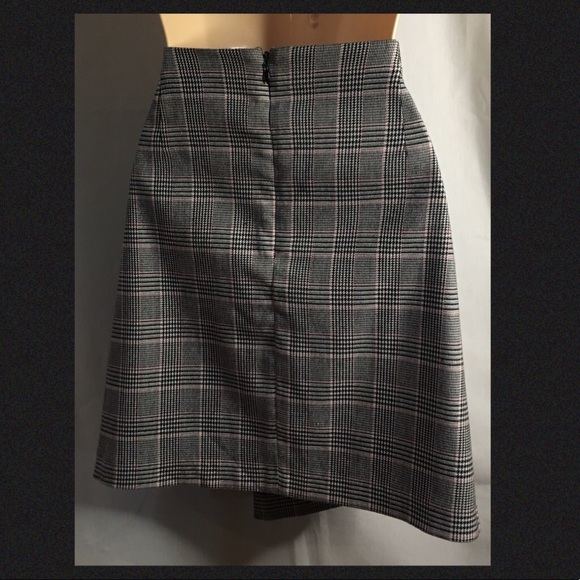 *Tokito* Size 12 plaid/houndstooth asymmetrical skirt. - Picture 4 of 10